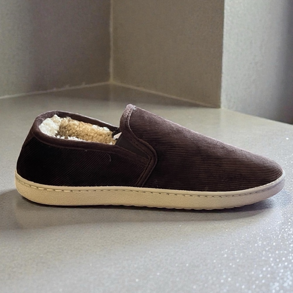 New in Box Dockers Men's All Weather Brown Slippers Antimicrobial